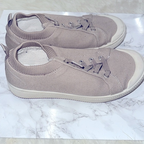 Torrid tan Minimalist Sneakers size 7WW - Picture 2 of 8